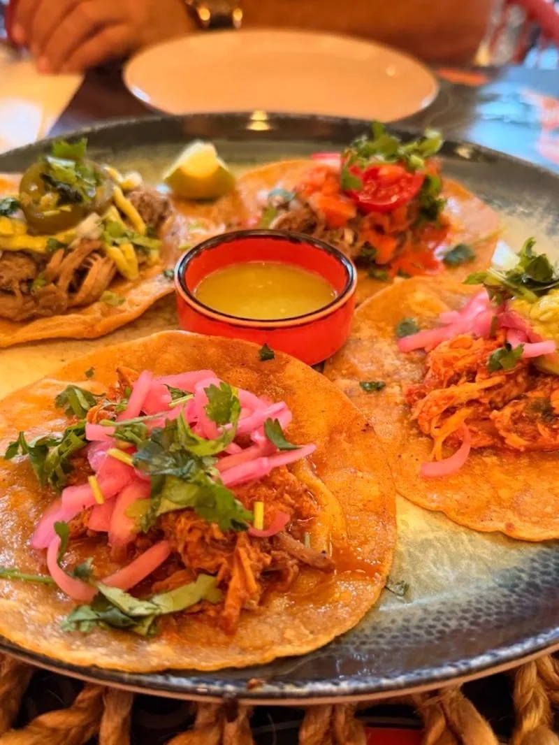 Tacos cu umpluturi diferite, salsa și lime, fotografia din conceptul Legacy